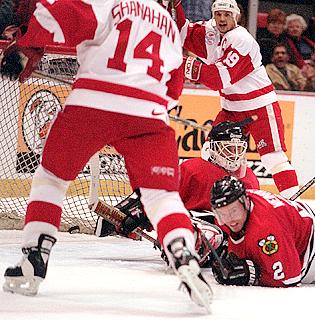 Stevie Y. und Shanny bejubeln ein Tor gegen die Hawks!